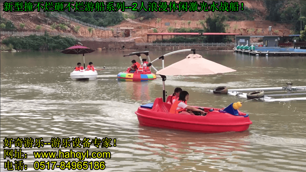 乘坐电动船成为游客必不可少的一个项目