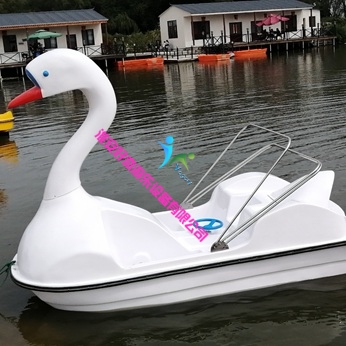 太湖花海主题公园天鹅脚踏船顺利试水