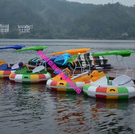 武汉东湖景区停泊着聚乙烯自排水碰碰船
